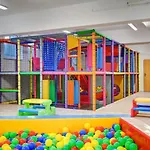 12b Niebieskie Z Basenem Krytym, Odkrytym, Sala Zabaw, Animacjami